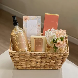 Cesta Premium com Flores, Vela e Chocolate